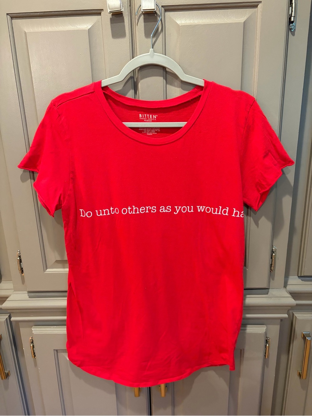 Bitten by Sarah Jessica Parker Red Crewneck Graphic Tee Rare